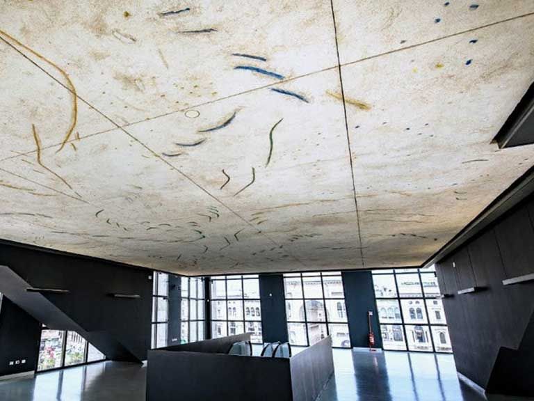Soffitto di Lucio Fontana al Museo del ‘900